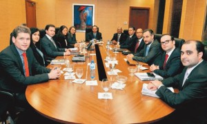 Héctor Valdez Albizu, al centro, junto a la misión del FMI y otros funcionarios del Banco Central.