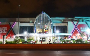Luces, Santas y mucho color en tiendas y plazas comerciales, como esta fachada de Sambil. / fotos: mario de peña Foto: Mario De Peña