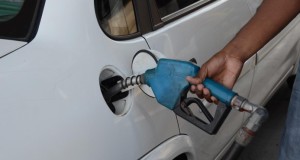 Baja precios combustibles se refleja en ingresos del gobierno. (Archivo/Luis Gómez)